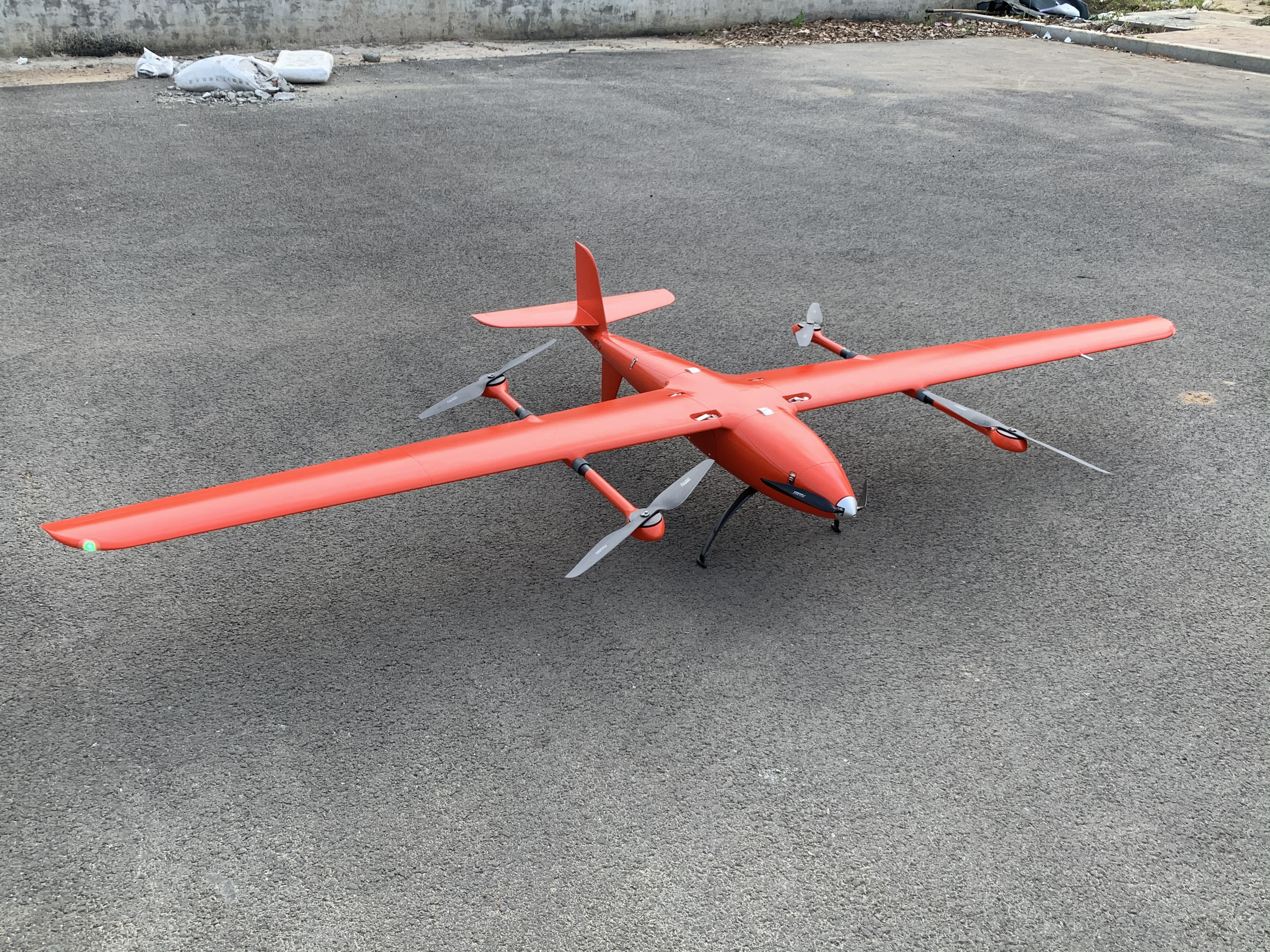 大飛機(jī)航攝(左)<a href='http://m.magiceighteen.com/typearticle/330-1.html' target='_blank' title='無人機(jī)航攝'><strong>無人機(jī)航攝</strong></a>(右)